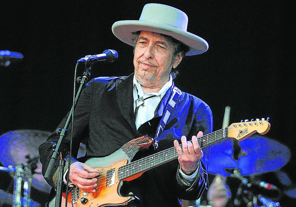 Bob Dylan, en un concierto ofrecido hace años en Francia, cuando aún no tenía vetadas las fotografías.