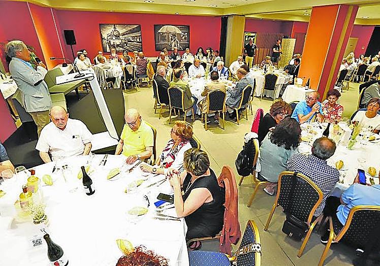 Galardonados y amigos compartieron mesa y mantel.