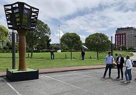 Uno de estos árboles situado en el parking del BIC, frente al campo de fútbol de Lasesarre.