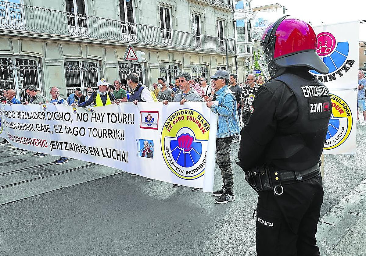Los sindicatos de la Ertzaintza tienen previstas en los próximos días dos nuevas concentraciones multitudinarias frente al Parlamento vasco.