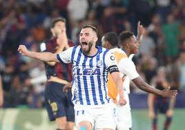 Rioja, tras el pitido final, celebrando el ascenso del Alavés.