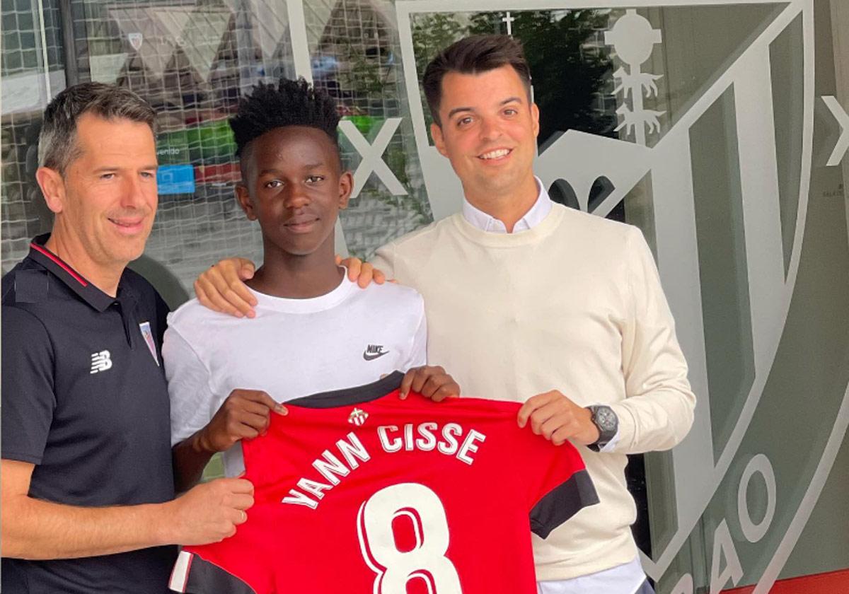 Yann Cissé posa con Mikel González, director de fútbol del Athletic.