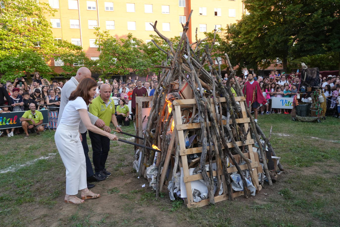 Vitoria celebra con hogueras la noche de San Juan