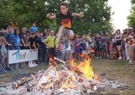 Un niño salta la hoguera de Arriaga.