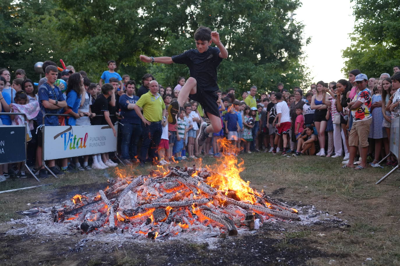 Vitoria celebra con hogueras la noche de San Juan