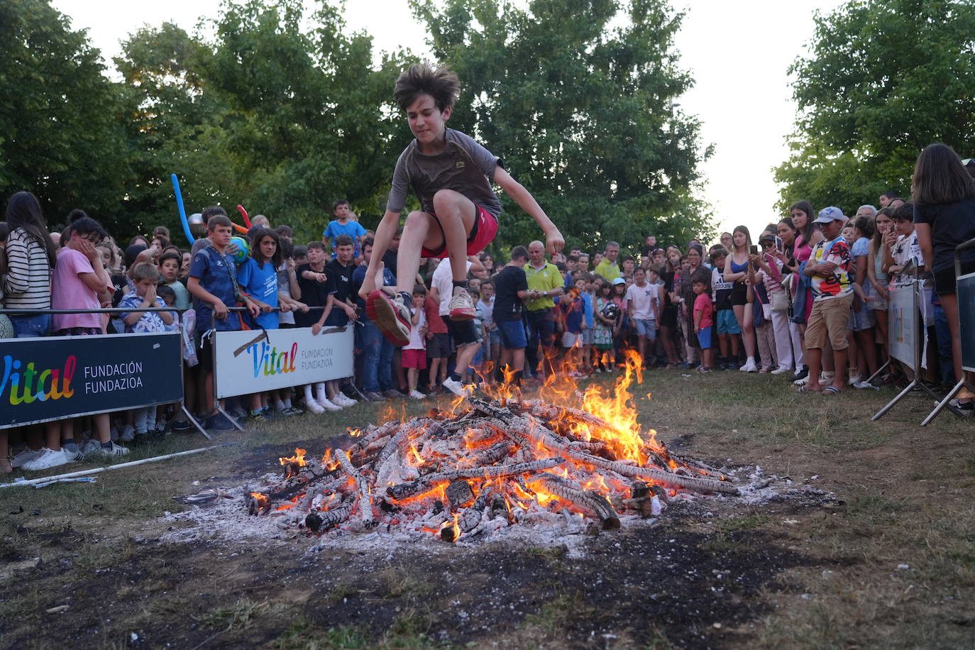 Vitoria celebra con hogueras la noche de San Juan