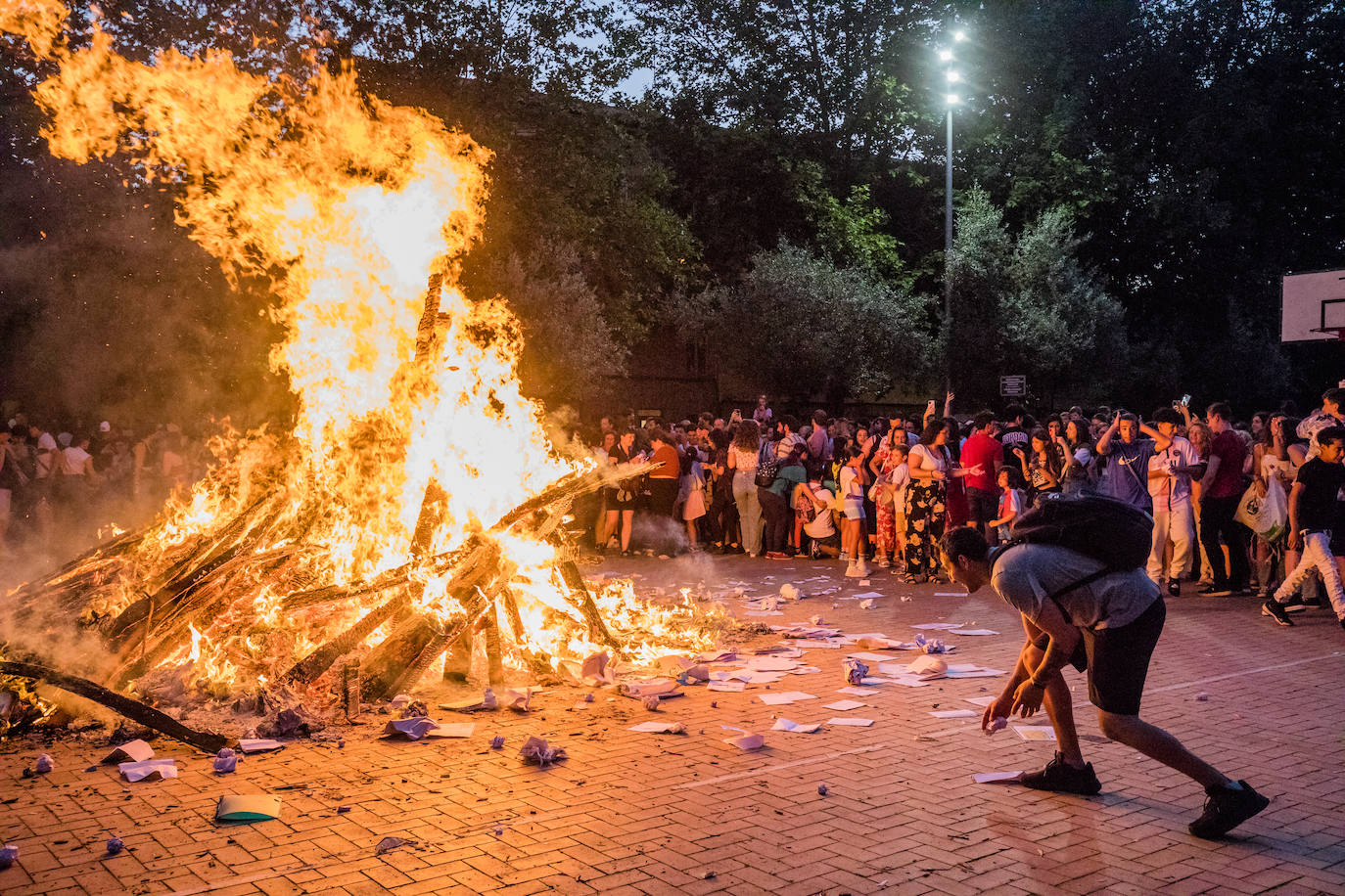 Vitoria celebra con hogueras la noche de San Juan