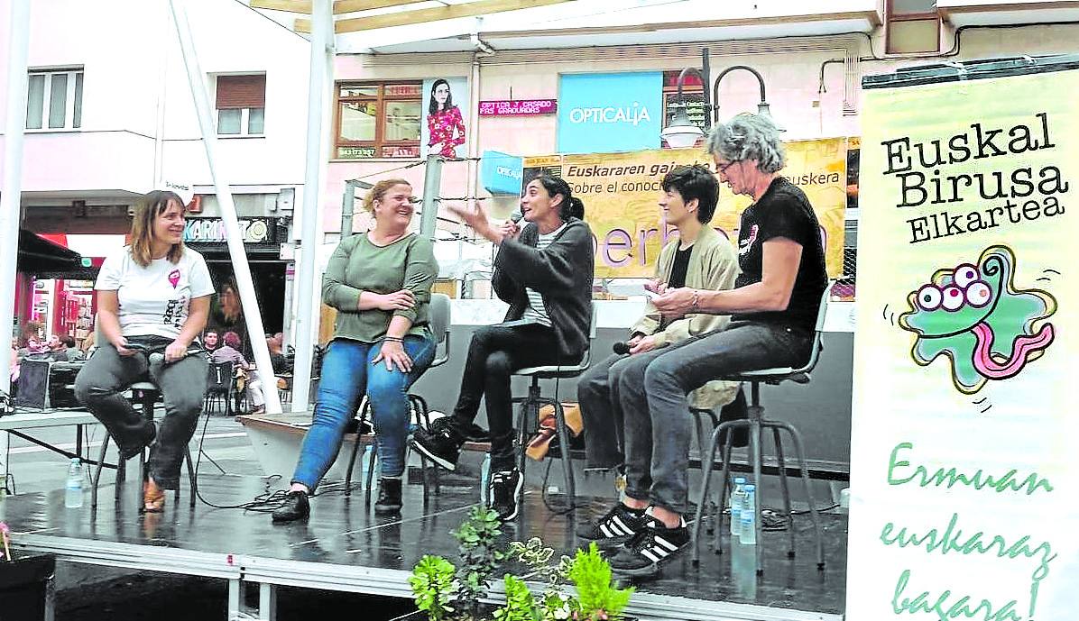 Responsables y jugadoras charlaron en euskera sobre la situación actual e historia del balonmano.