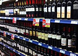 Lineal de vino en una gran superficie.