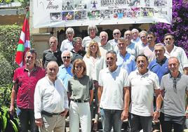 Foto de familia de los participantes en la comida que reunió en Erandio a ganadores de etapa y líderes del Tour.