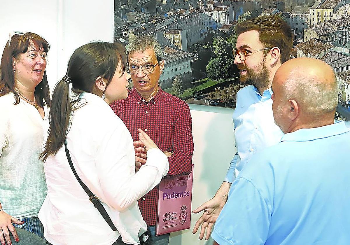 Pablo Gómez charla con parte del grupo municipal de IU- Podemos antes de un pleno.