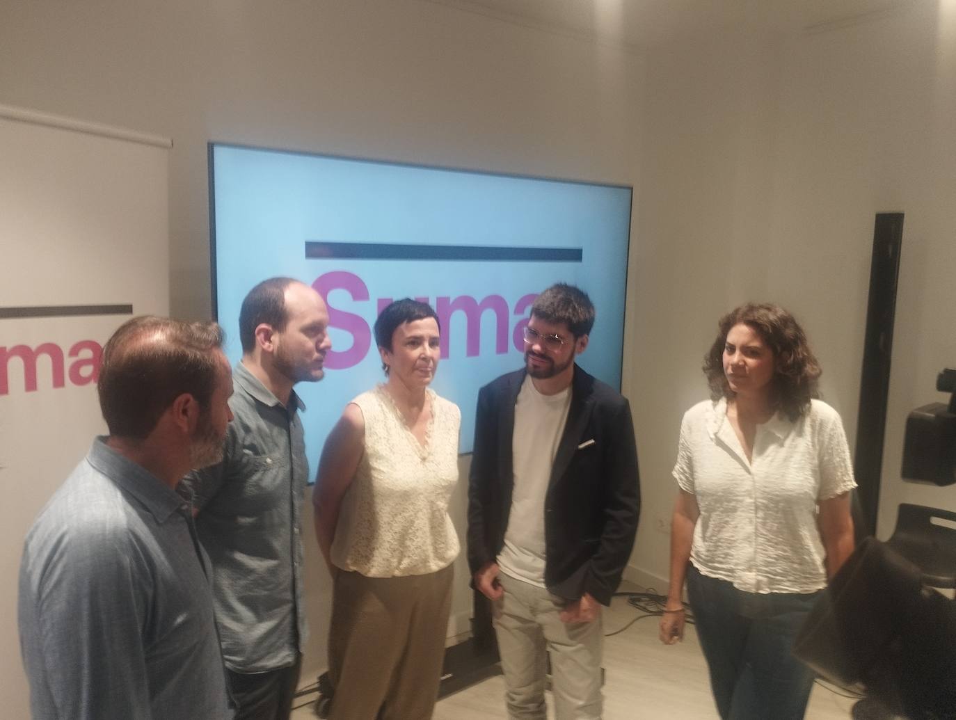 Lander Martínez, con americana, entre los candidatos de Sumar.