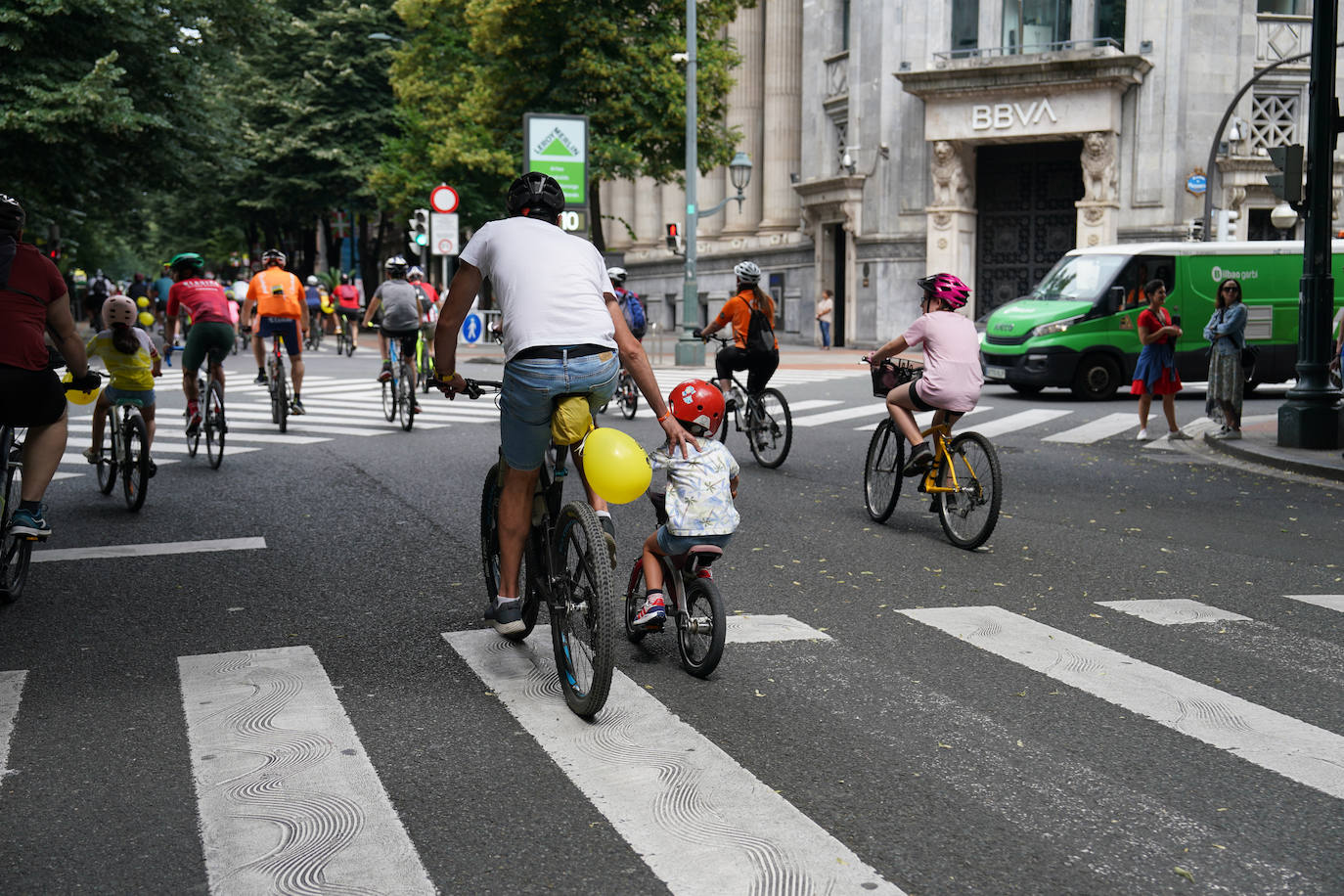 Cientos de familias disfrutan del BiziTour por Bilbao