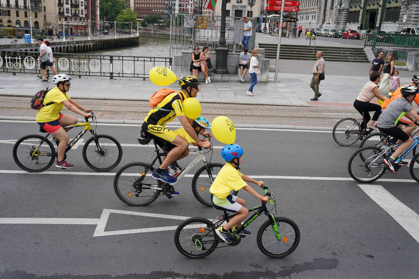 Cientos de familias disfrutan del BiziTour por Bilbao