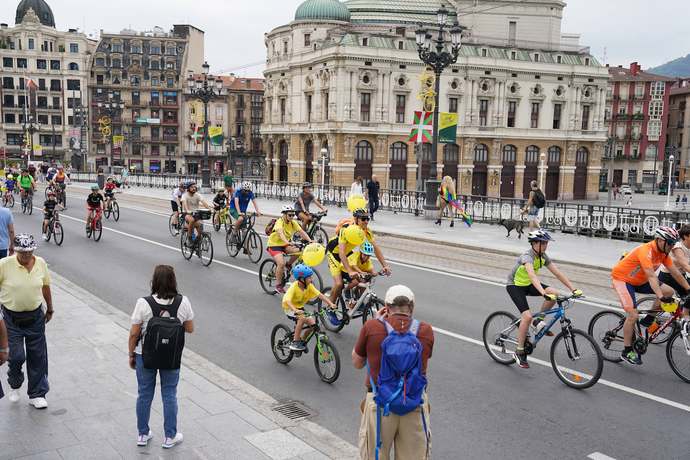 Cientos de familias disfrutan del BiziTour por Bilbao