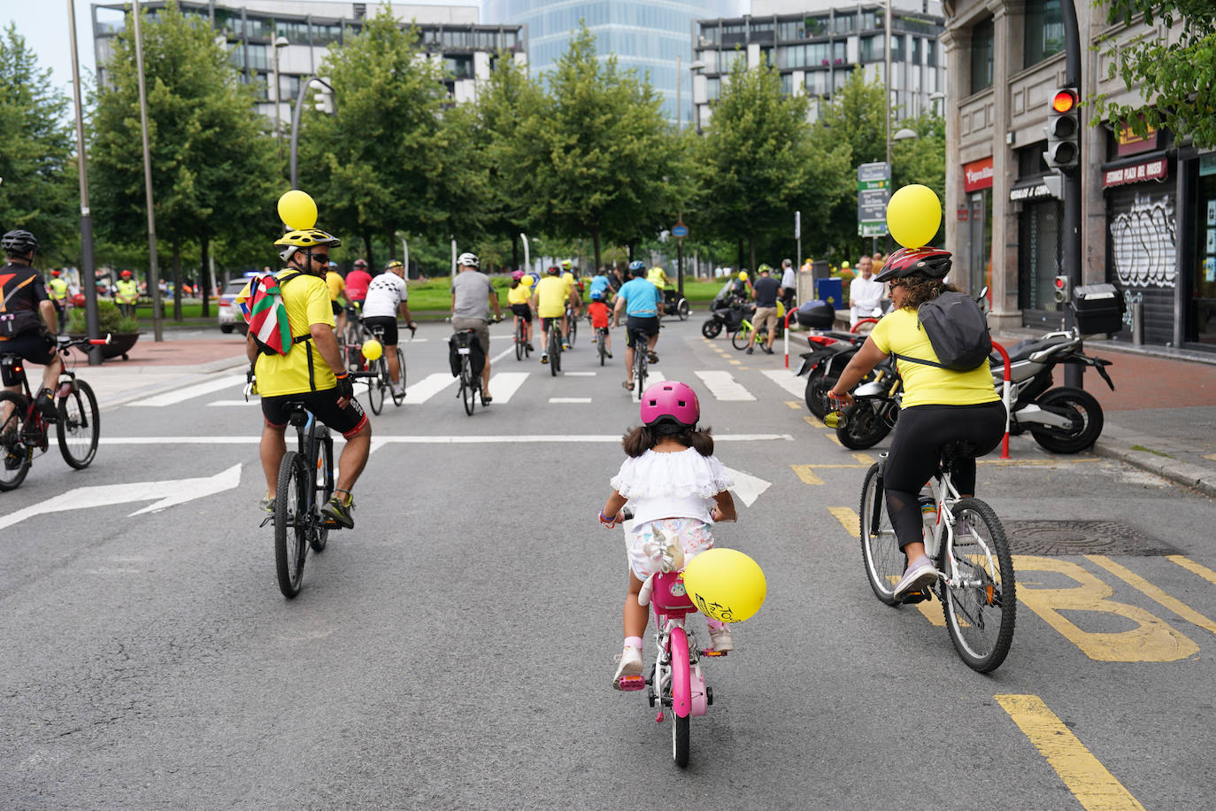 Cientos de familias disfrutan del BiziTour por Bilbao