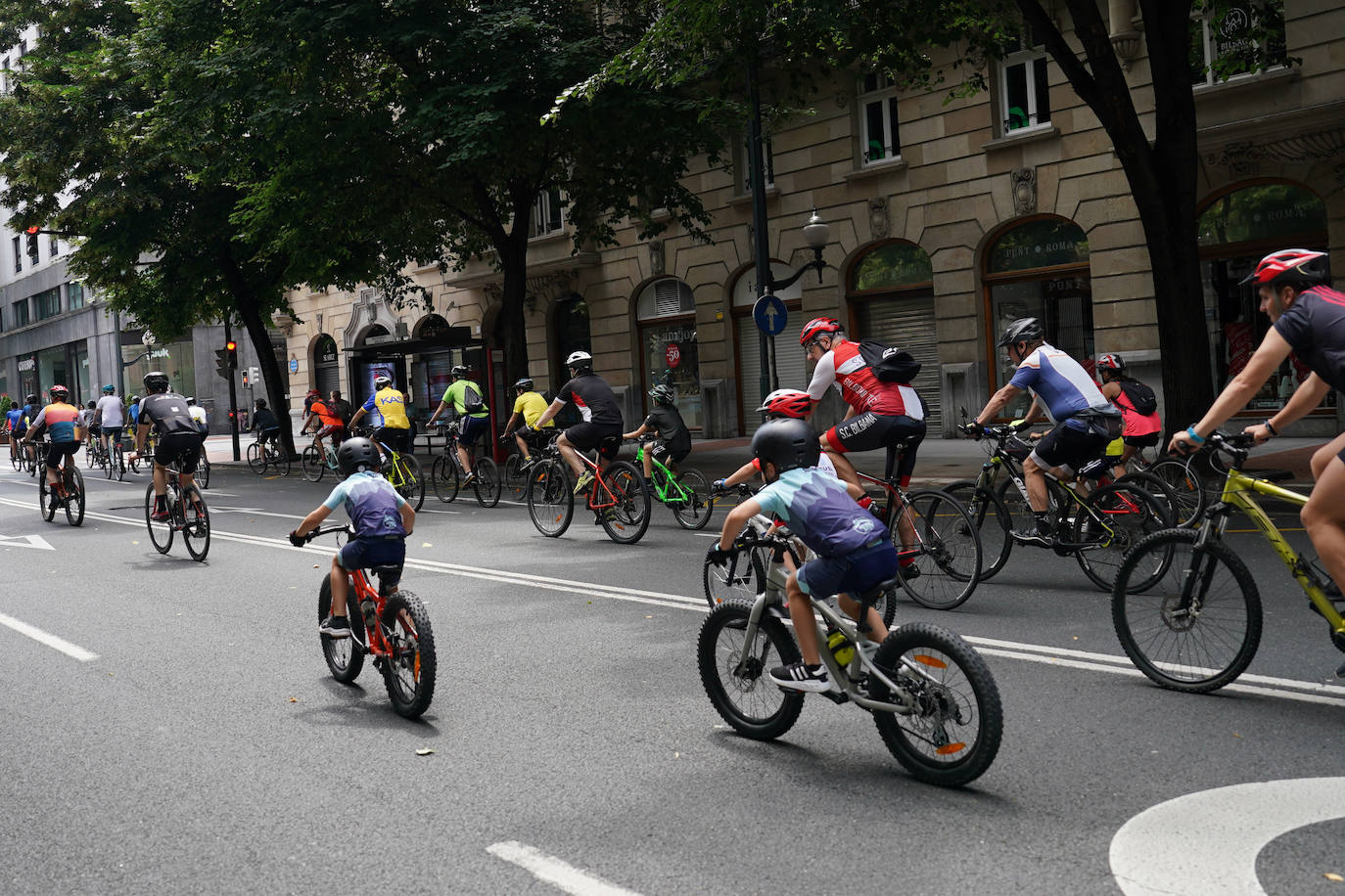 Cientos de familias disfrutan del BiziTour por Bilbao