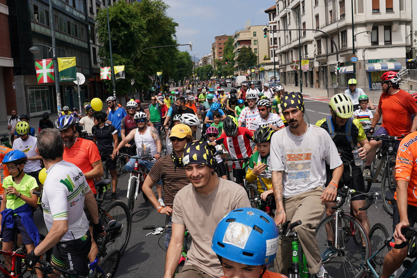 Cientos de familias disfrutan del BiziTour por Bilbao