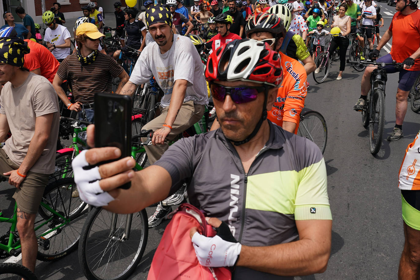 Cientos de familias disfrutan del BiziTour por Bilbao