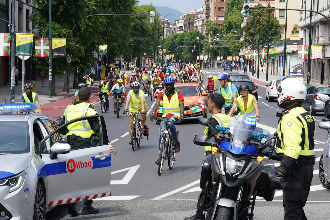 Cientos de familias disfrutan del BiziTour por Bilbao