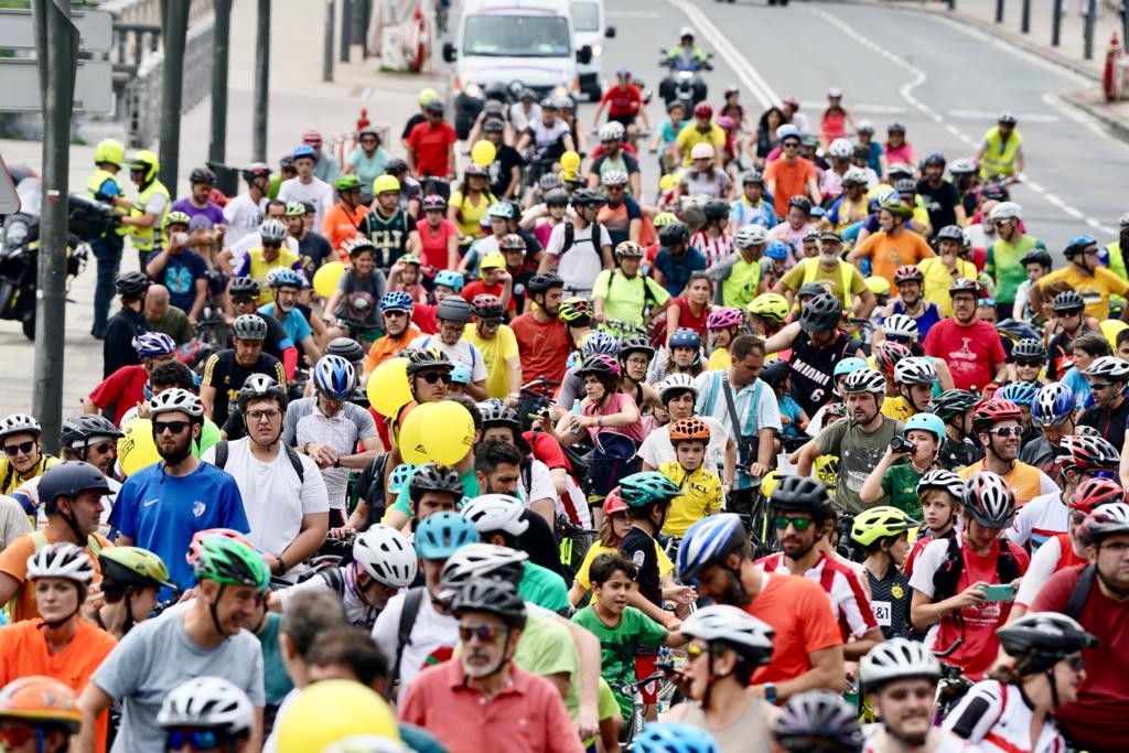 Cientos de familias disfrutan del BiziTour por Bilbao