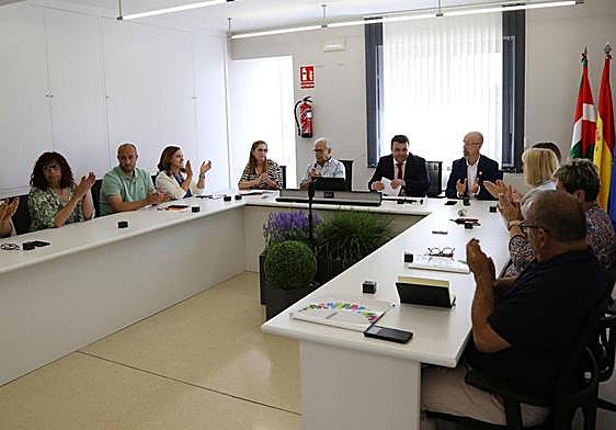 Imagen del pleno con la nueva Corporación salida de las urnas el 28 de mayo en Iruña de Oca. A. Iruña de Oca.