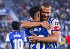 Victor Laguardia abraza a Rober González tras la conclusión de un encuentro liguero esta temporada que terminó con triunfo albiazul.