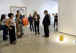 Javier Riaño, director de BilbaoArte, junto a Juan Mari Aburto, alcalde de Bilbao; el concejal de Cultura y Gobernanza, Gonzalo Olabarria; Itziar Urtasun, concejala de Fiestas y Adjunta a Cultura, así como representantes del Consejo de Administración y de la Corporación Municipal.