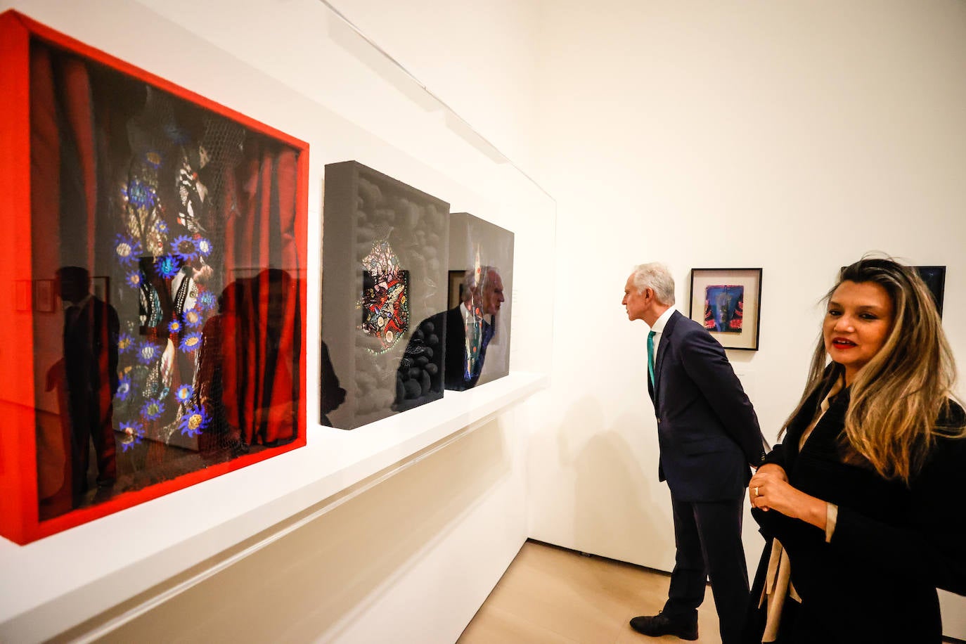 El director del Guggenheim, Juan Ignacio Vidarte, contempla una de las obras de la muestra.