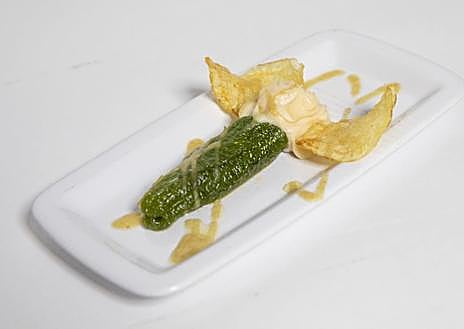 Imagen secundaria 1 - De arriba a abajo, Gurutze Madariaga, del Portalena, el pintxo 'Tximeleta' del Okela, y el 'Porkpu' de Gurutze.