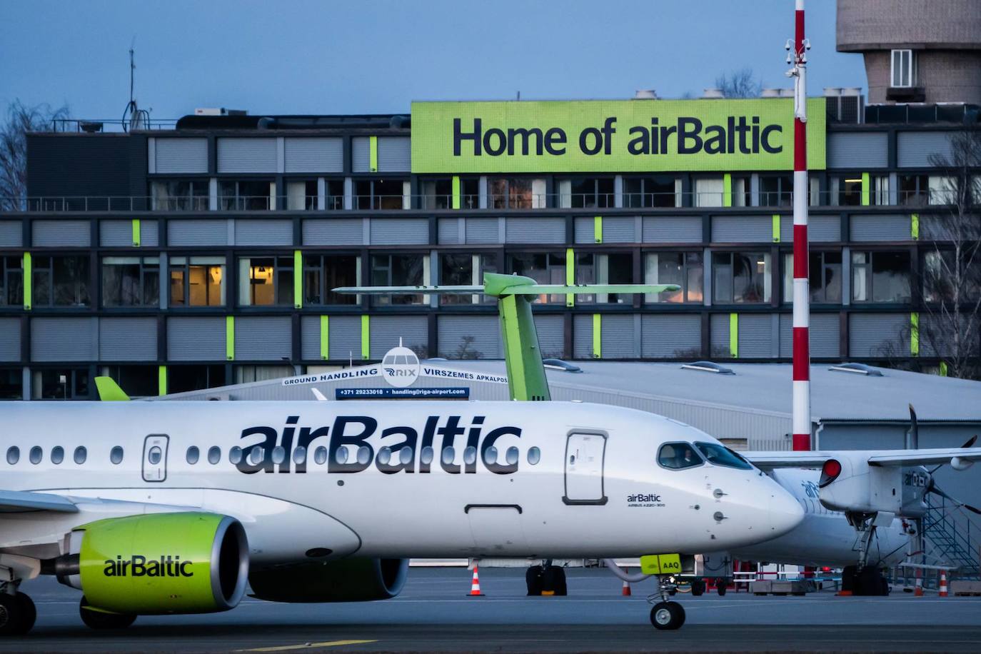 Un avión de la compañía letona, en el campo de vuelos del aeropuerto de Riga.