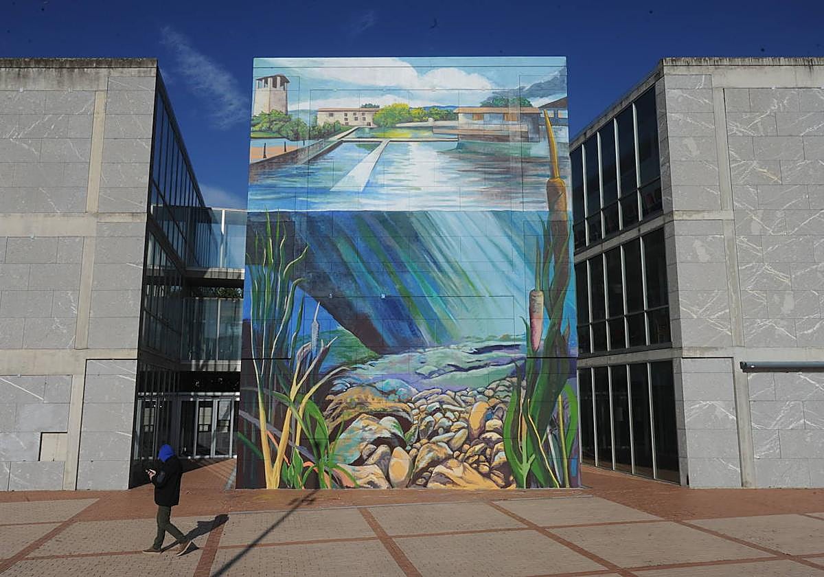 El mural participativo se pintó en octubre de 2020 por encargo del Consistorio y sin consentimiento de los autores del edificio.