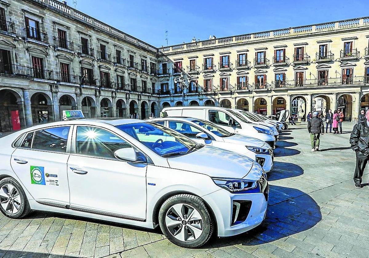 Taxis sin emisiones estacionados en la plaza de España.