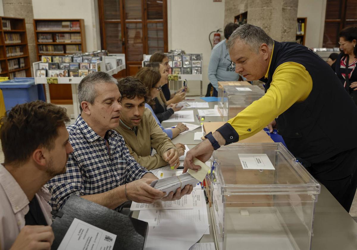 Un cartero entrega el voto por correo en las elecciones de mayo.