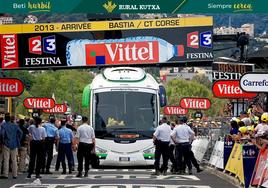 Atascado. El autobús del Orica, atrapado bajo el pórtico de la meta.