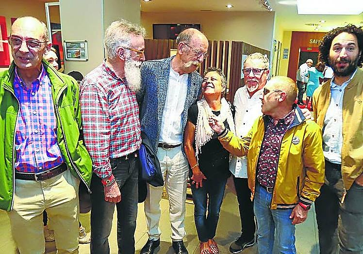 Imagen principal - El 'equipo' de Mirajazz está formado por un grupo de grandes amigos. | La Fábrica de Tornillos es el escenario idóneo, pero se queda pequeña. | El ambiente relajado es buen aliado para disfrutar del jazz. 