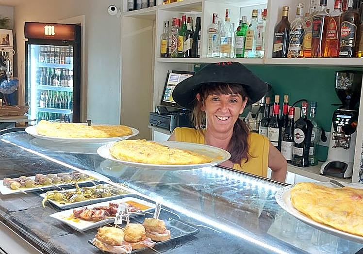 Imagen principal - De arriba a abajo, Gurutze Madariaga, del Portalena, el pintxo 'Tximeleta' del Okela, y el 'Porkpu' de Gurutze.