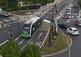 Una unidad del BEI, a su paso por la Rotonda del Olivo.