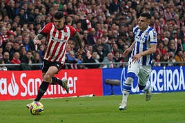 Capa deja atrás a Barrenetxea en el derbi ante la Real Sociedad.