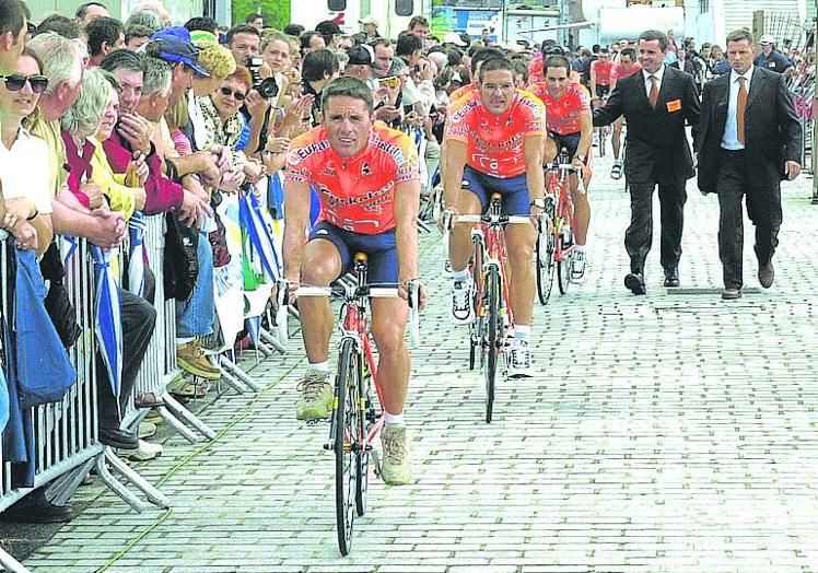 Debut. David Etxebarria encabeza al Euskaltel durante la presentación del equipo en Dunkerque, en su primer Tour, el de 2001.