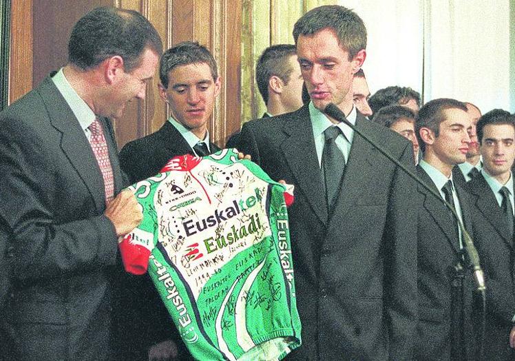 Lehendakari. Juan José Ibarretxe, en la imagen con Roberto Laiseka, que le entrega un maillot dedicado.