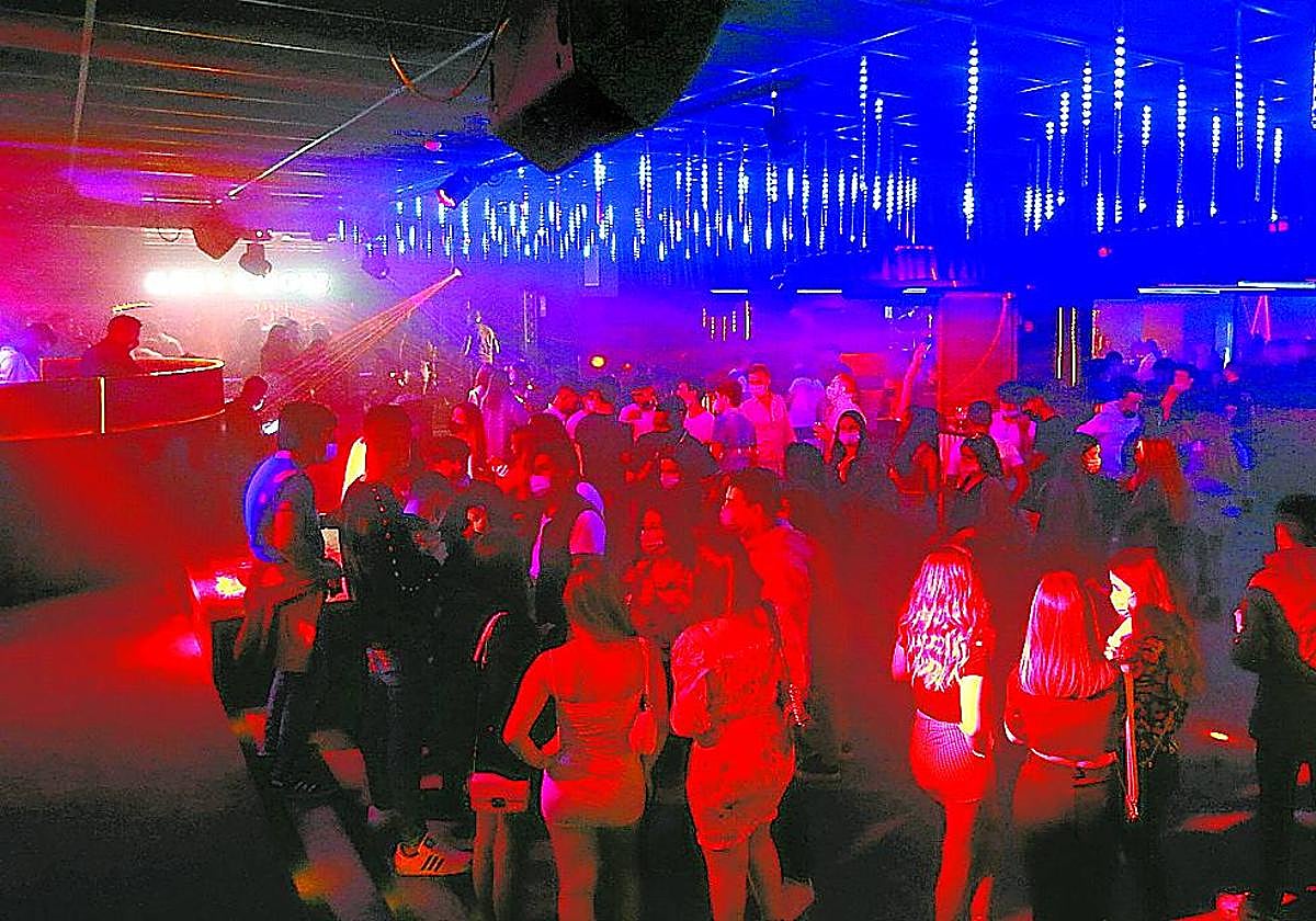 Jóvenes bailan en la pista del Moma, una de las discotecas de moda de la noche bilbaína.