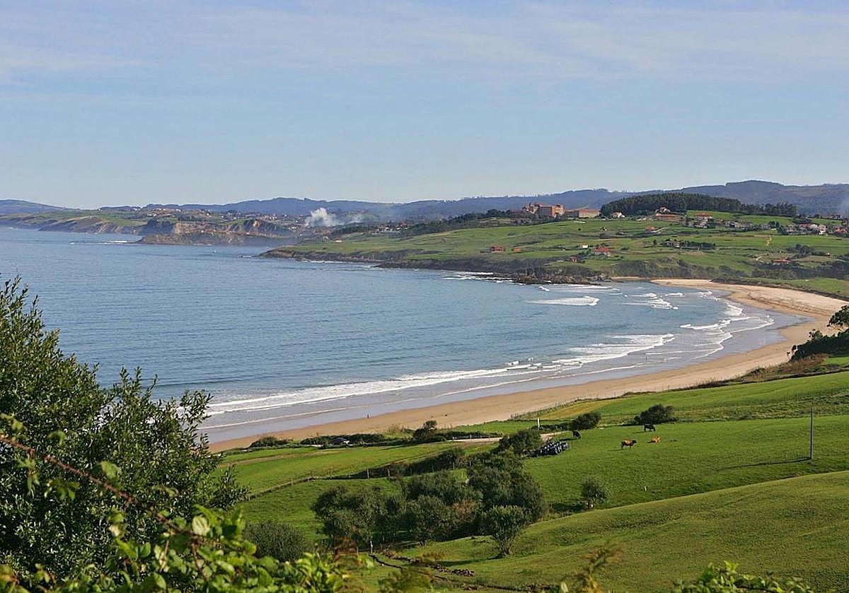 Campas, arena y mar conforman el paisaje de la playa de Oyambre.