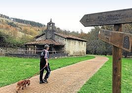 Indicaciones junto a la ermita de la iglesia de Santa Ana.