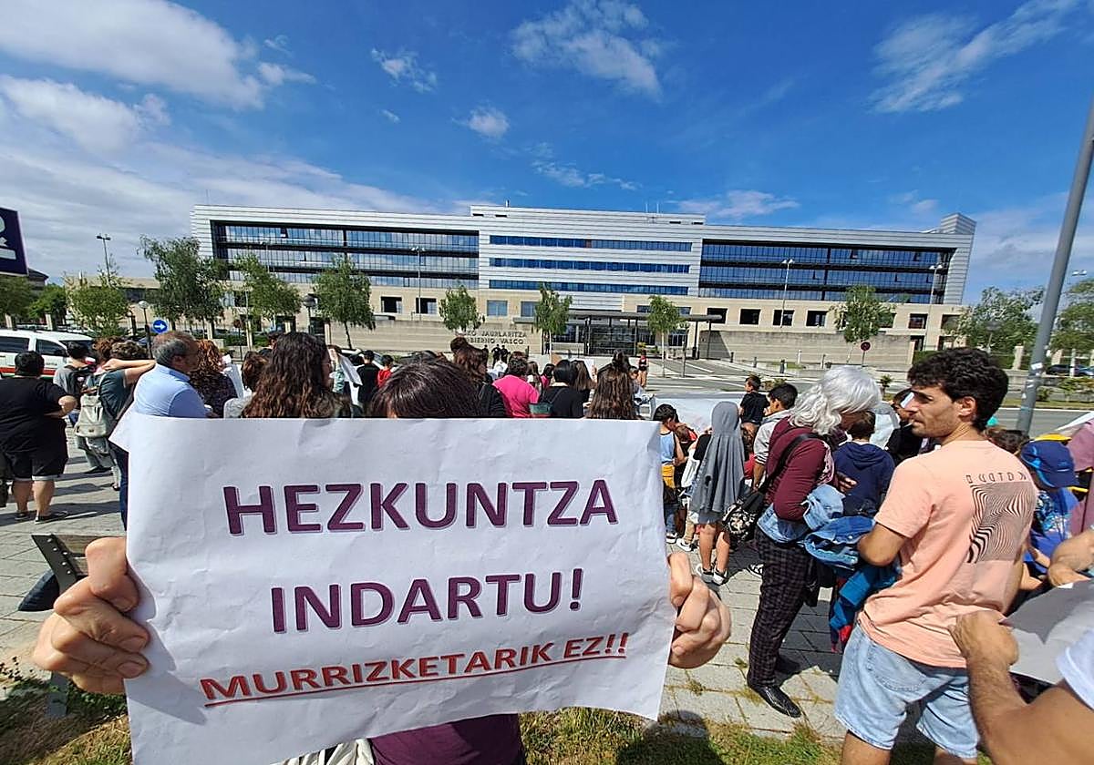 La comunidad escolar lleva desde finales de mayo reclamando más recursos para el próximo curso.