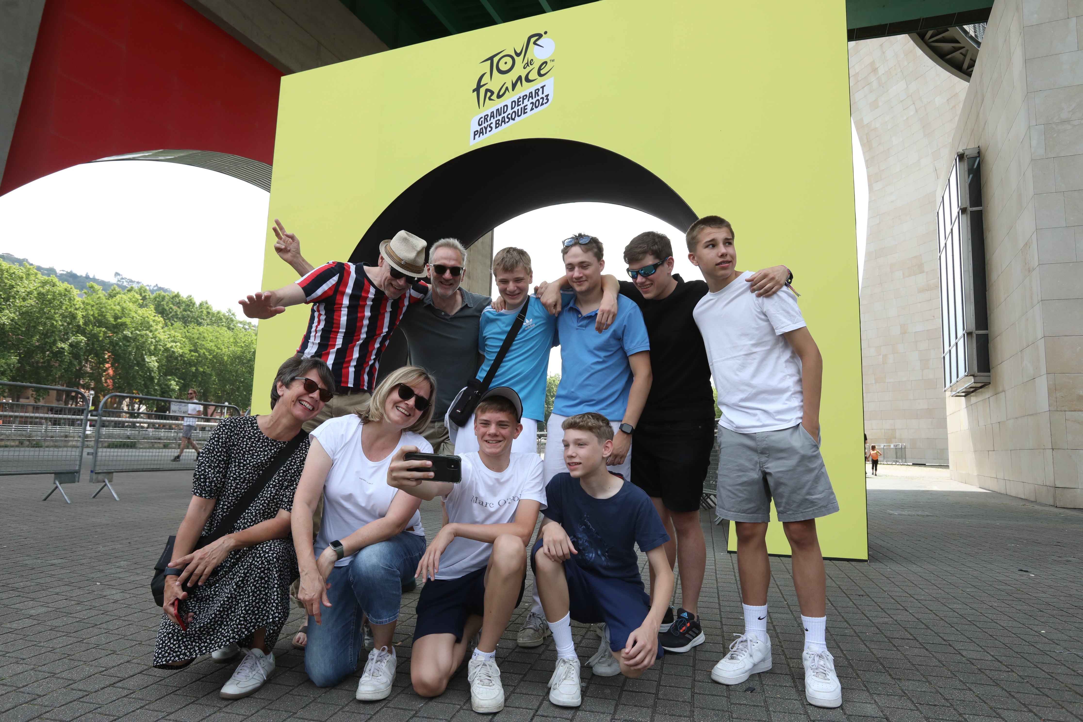 Una familia alemana se fotografía junto al Guggenheim.
