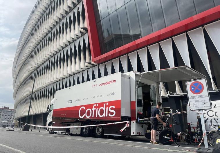 Cofidis, en la explanada de San Mamés.