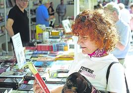 Una lectora animada, en la reciente Feria del Libro de Bilbao.