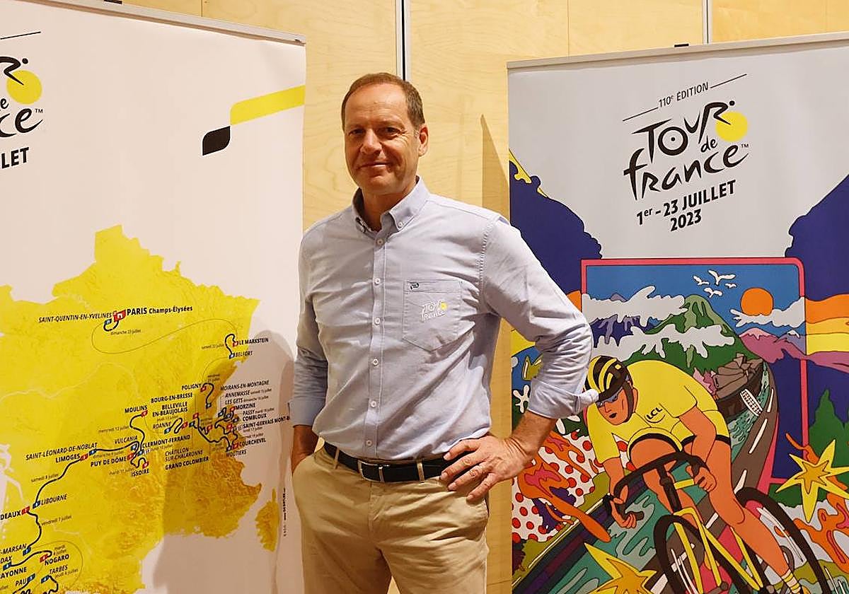 Christian Prudhomme posa delante del cartel que anuncia el recorrido del Tour 2023.