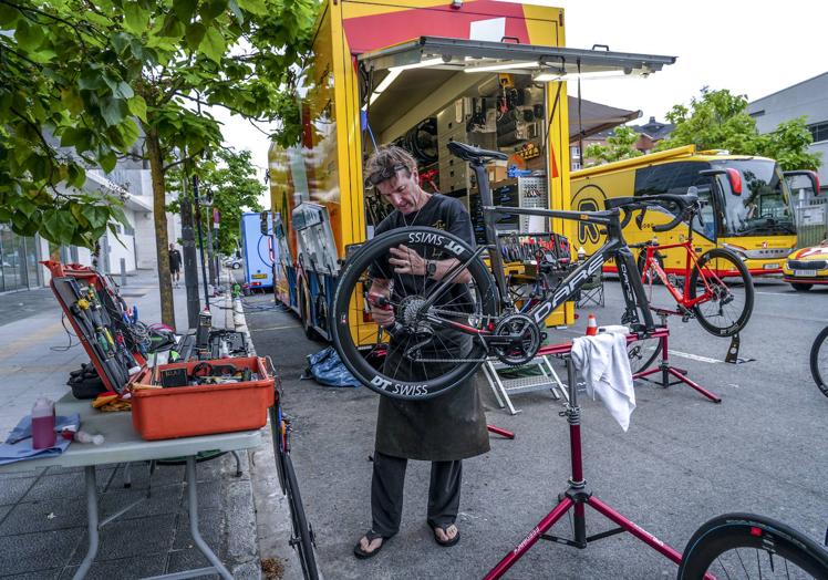 Un mecánico del equipo Noruego Uno X, debutante en el Tour, preparaba ayer una bicicleta en un hotel de Vitoria.